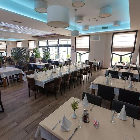 Hotel Crystal Pecinci Bagian luar foto