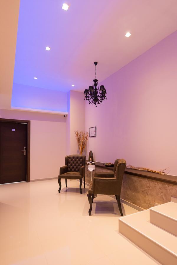 Hotel Crystal Pecinci Bagian luar foto