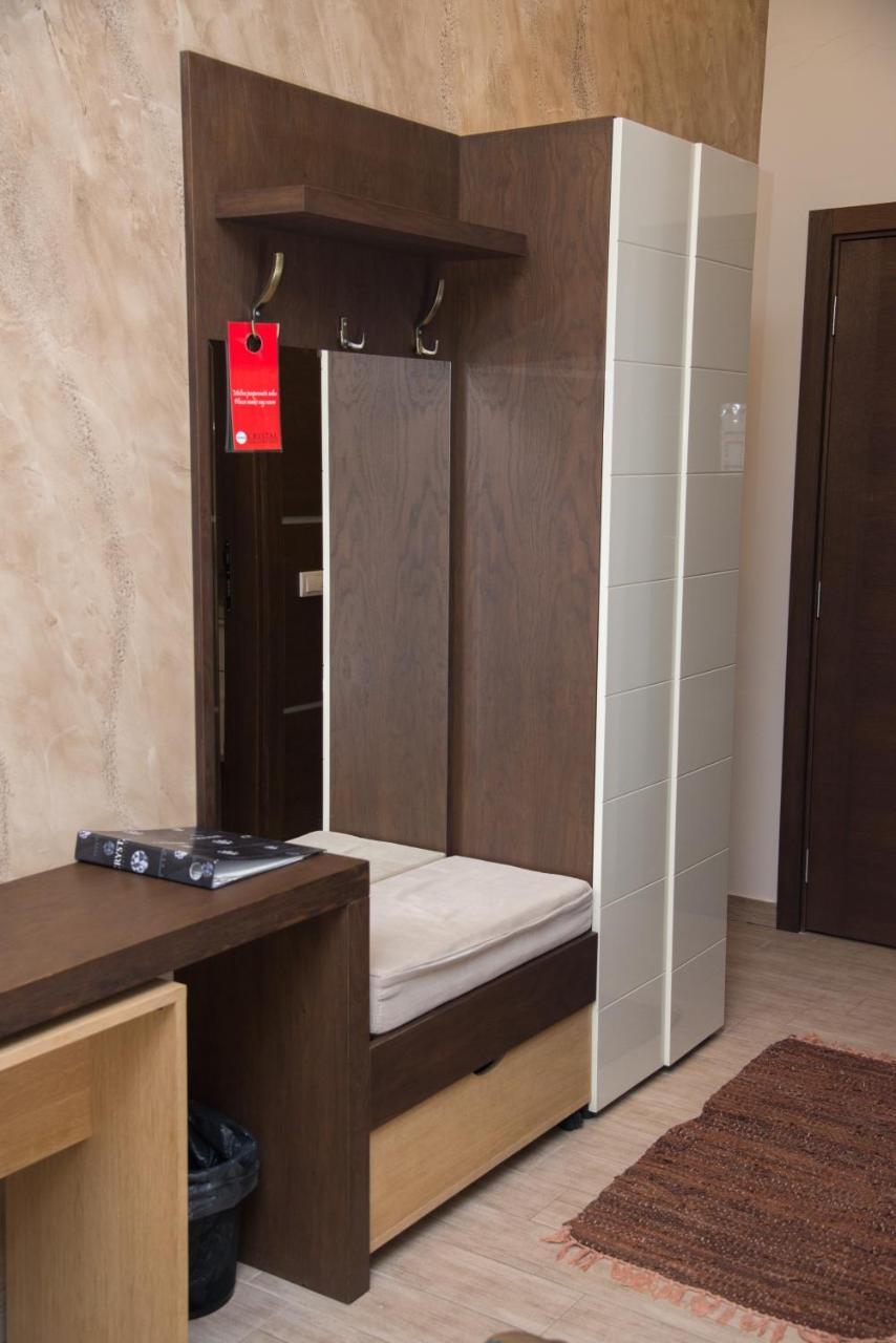 Hotel Crystal Pecinci Bagian luar foto