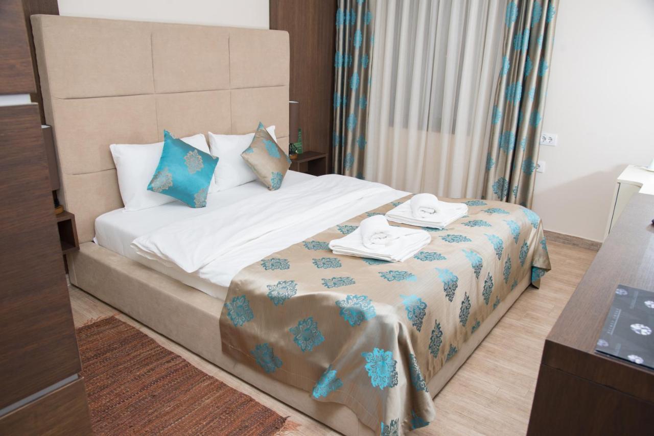 Hotel Crystal Pecinci Bagian luar foto