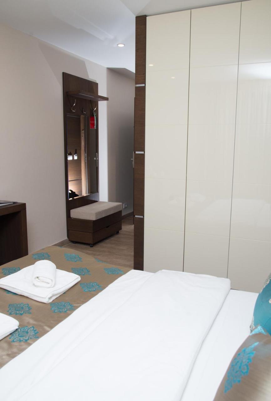 Hotel Crystal Pecinci Bagian luar foto