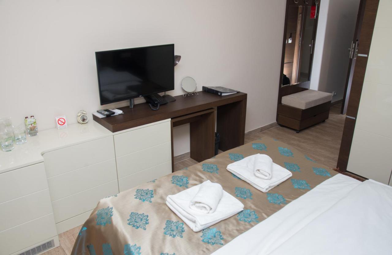 Hotel Crystal Pecinci Bagian luar foto