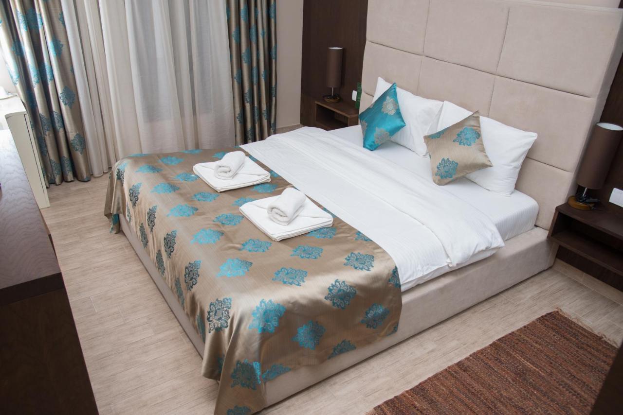 Hotel Crystal Pecinci Bagian luar foto