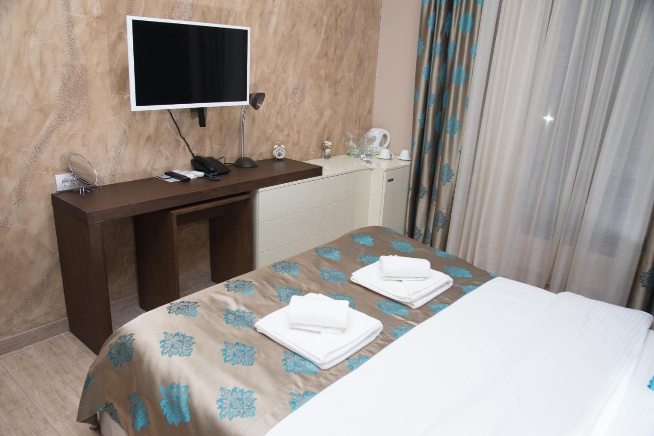 Hotel Crystal Pecinci Bagian luar foto