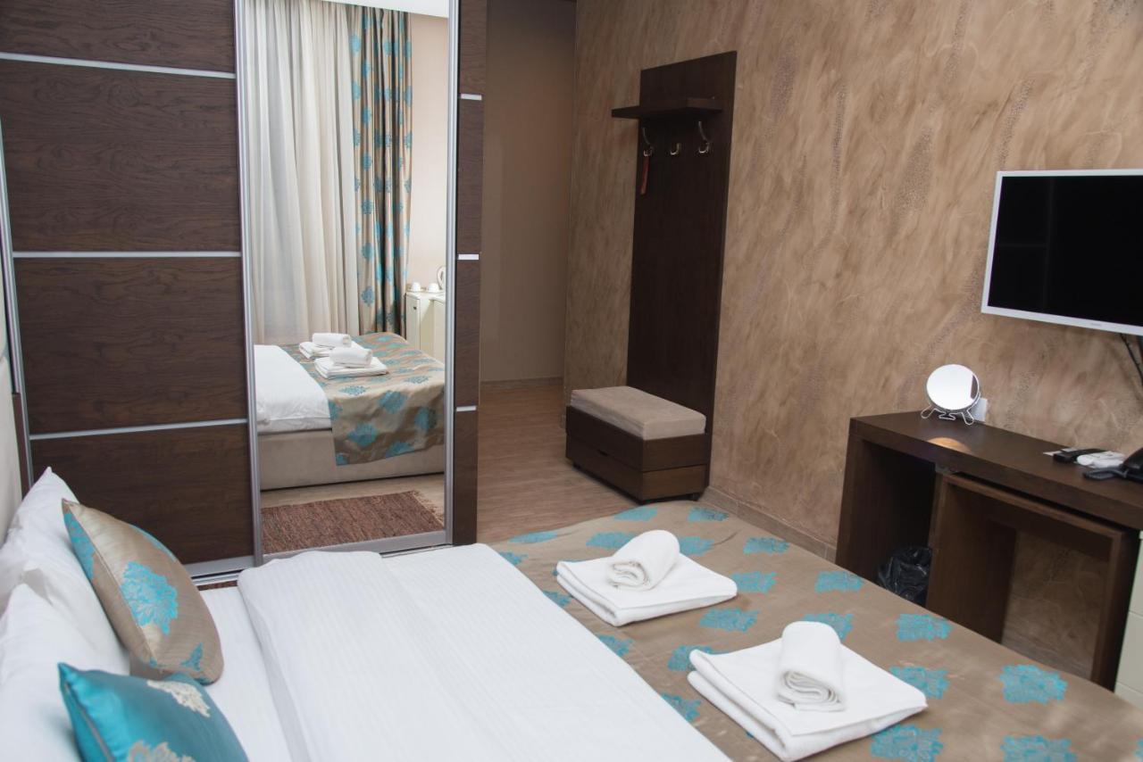 Hotel Crystal Pecinci Bagian luar foto