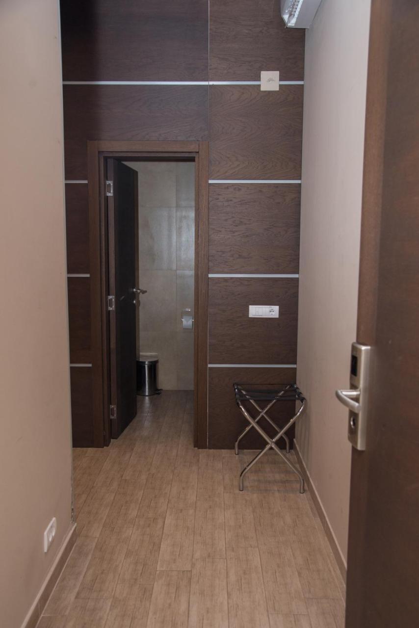Hotel Crystal Pecinci Bagian luar foto