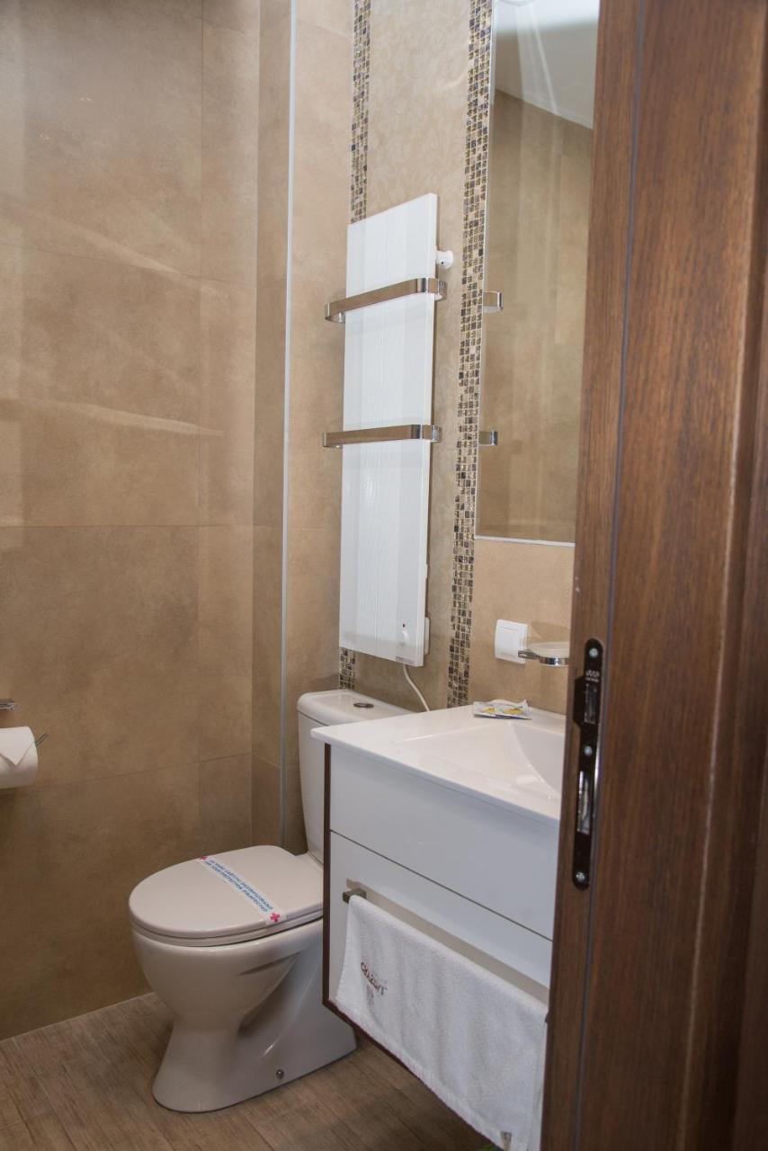 Hotel Crystal Pecinci Bagian luar foto