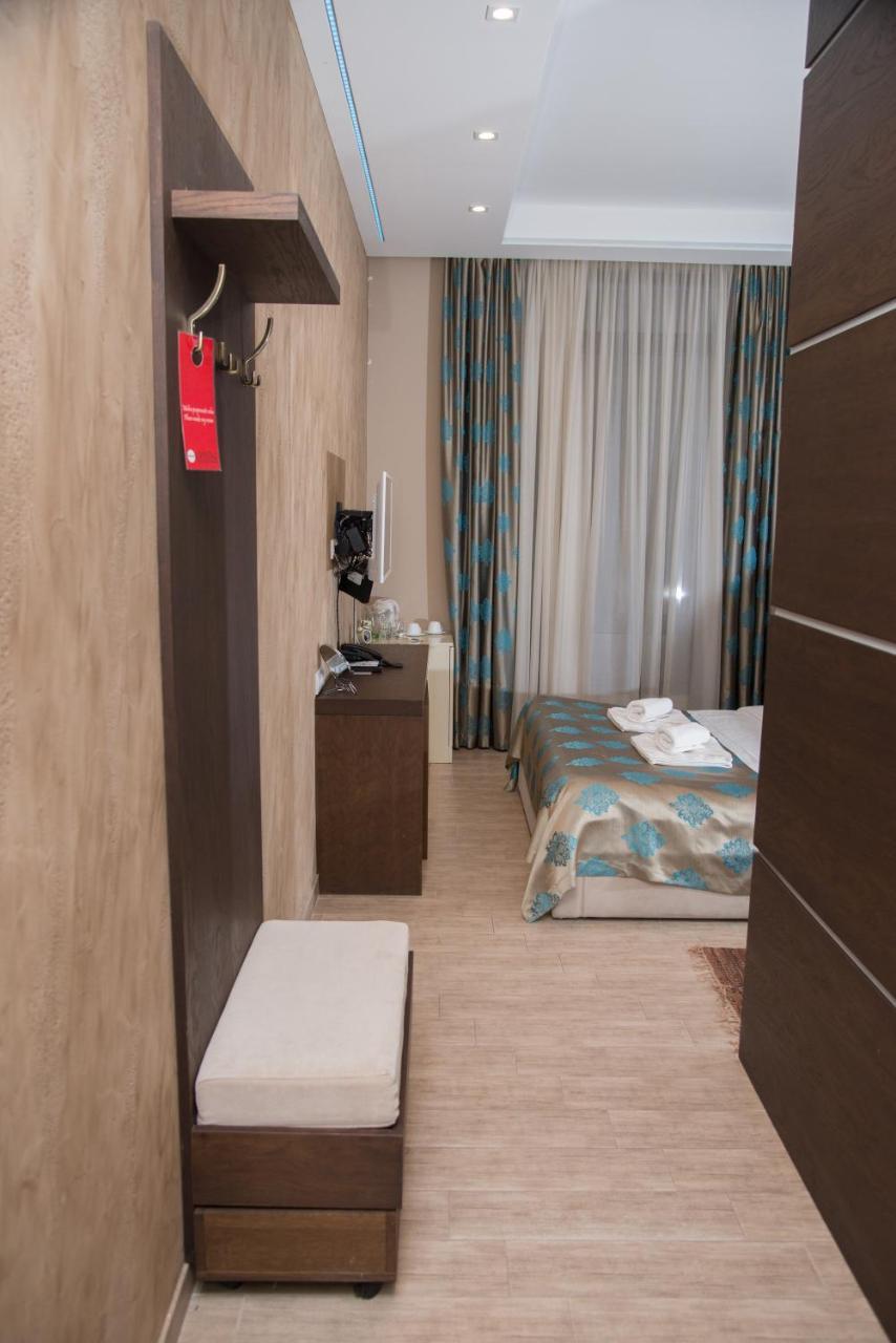 Hotel Crystal Pecinci Bagian luar foto