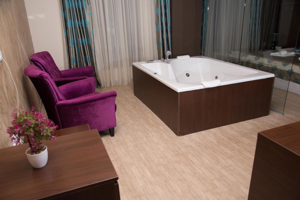 Hotel Crystal Pecinci Bagian luar foto