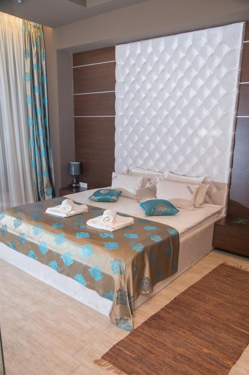 Hotel Crystal Pecinci Bagian luar foto