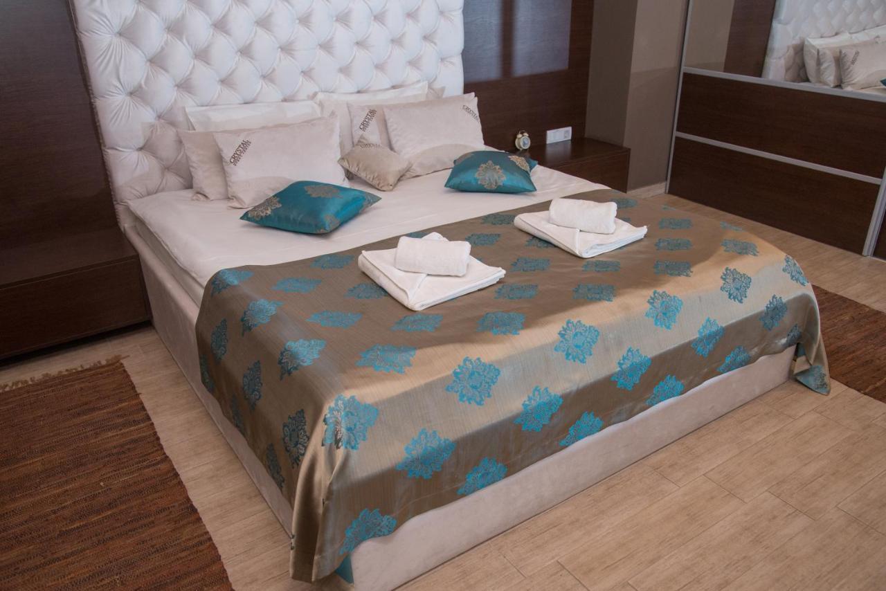 Hotel Crystal Pecinci Bagian luar foto