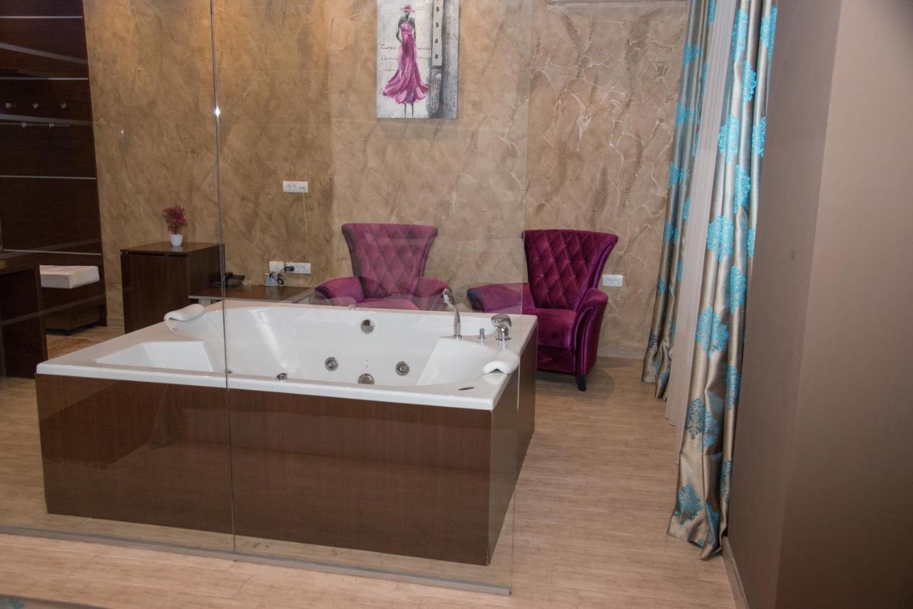 Hotel Crystal Pecinci Bagian luar foto