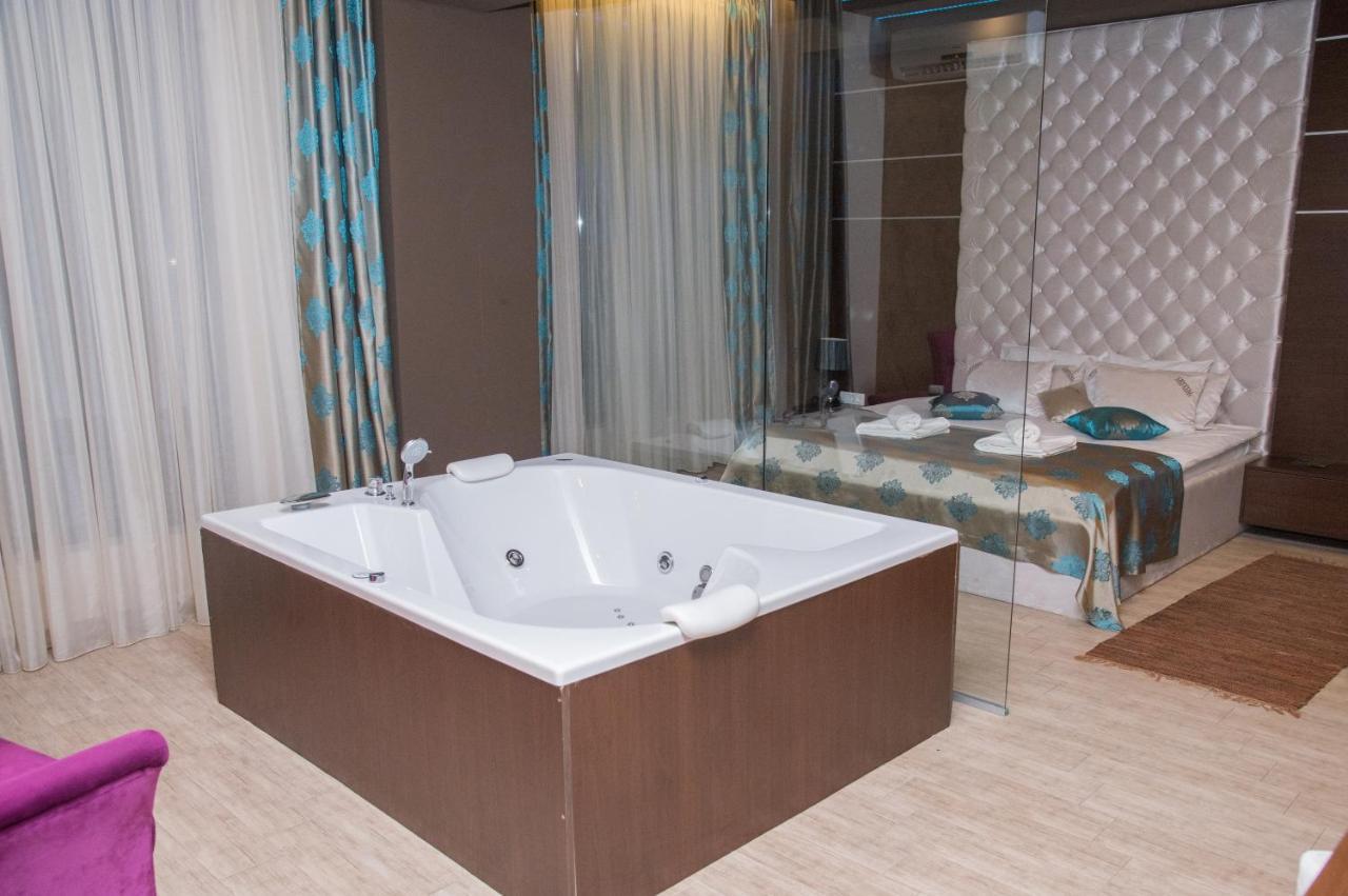 Hotel Crystal Pecinci Bagian luar foto