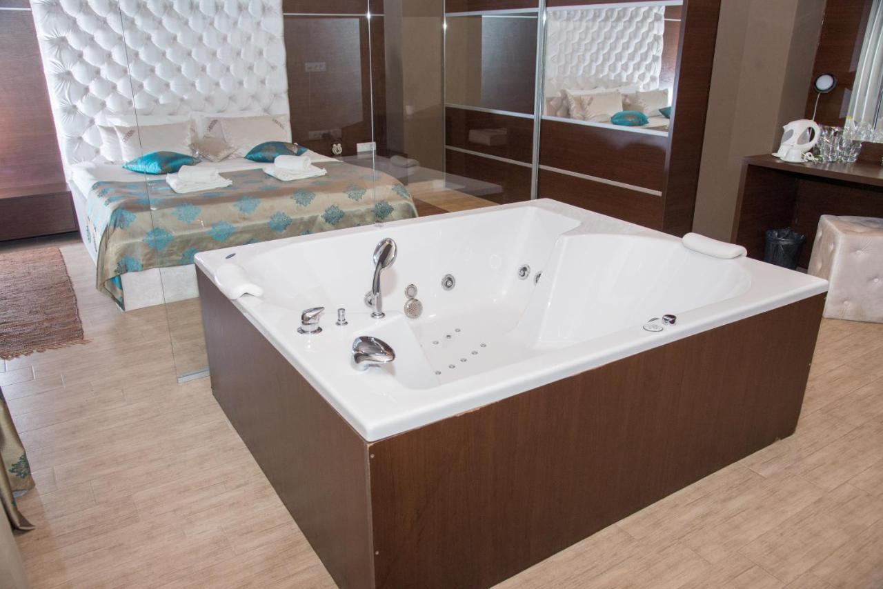 Hotel Crystal Pecinci Bagian luar foto